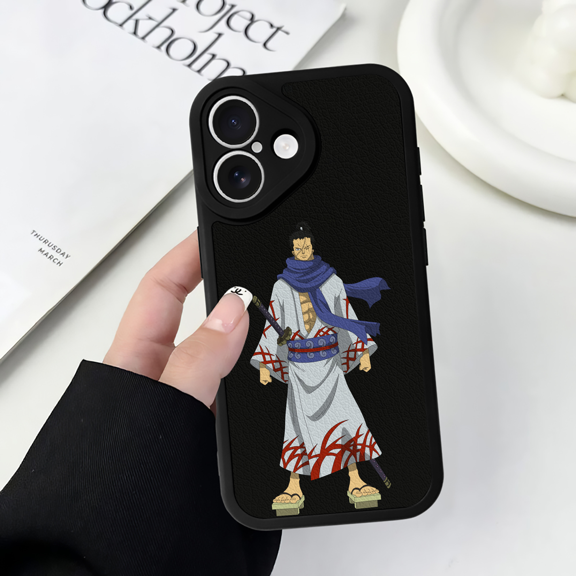 （画像用） ワンピース ロロノア・ゾロ ONE PIECE Roronoa Zoro 【iPhone 16シリーズ対応】シリコンスマホケース（レザー調） 材質：シリコン
